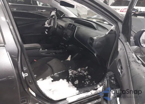 2021 Toyota Prius Le z USA, uszkodzony, nr VIN JTDKAMFU4M3147028